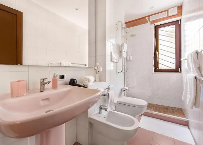 Magnolia, Centro-nord Di - Stadio Olimpico, Foro Italico, Policlinico Gemelli, Cattolica, Musei Vaticani, San Pietro - Parcheggio Gratuito - Servizio Navetta Aeroportuale Su Richiesta * Roma