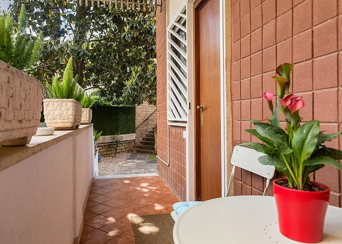 Magnolia, Centro-nord Di - Stadio Olimpico, Foro Italico, Policlinico Gemelli, Cattolica, Musei Vaticani, San Pietro - Parcheggio Gratuito - Servizio Navetta Aeroportuale Su Richiesta